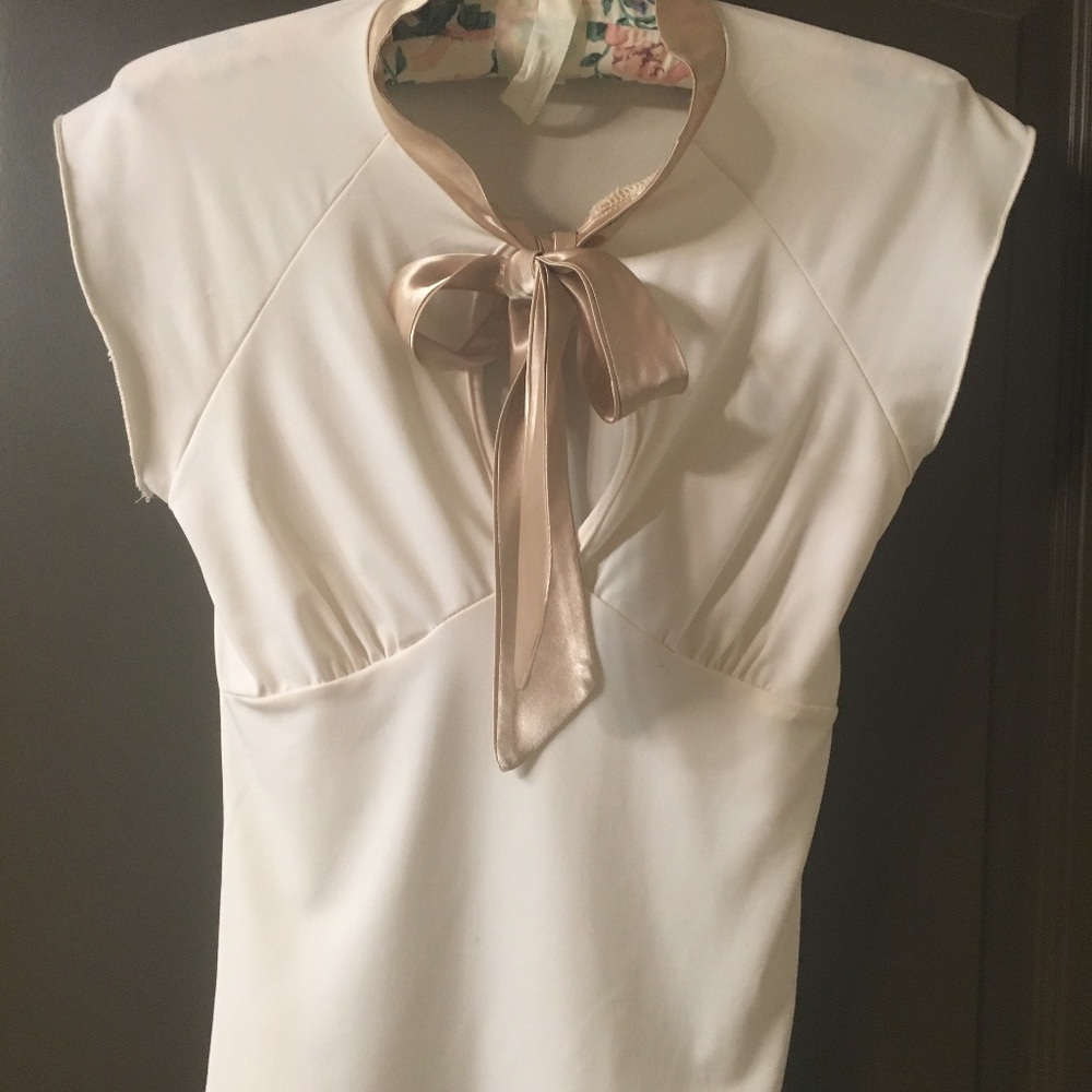 FLATTERING TOP WITH GOLD SATIN TIE DETAIL